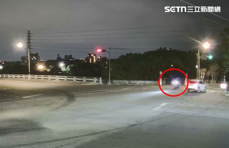 台中霧峰發生死亡車禍，20歲男大生疑閃逆向轎車自摔，頭部重創亡。（圖／翻攝畫面）