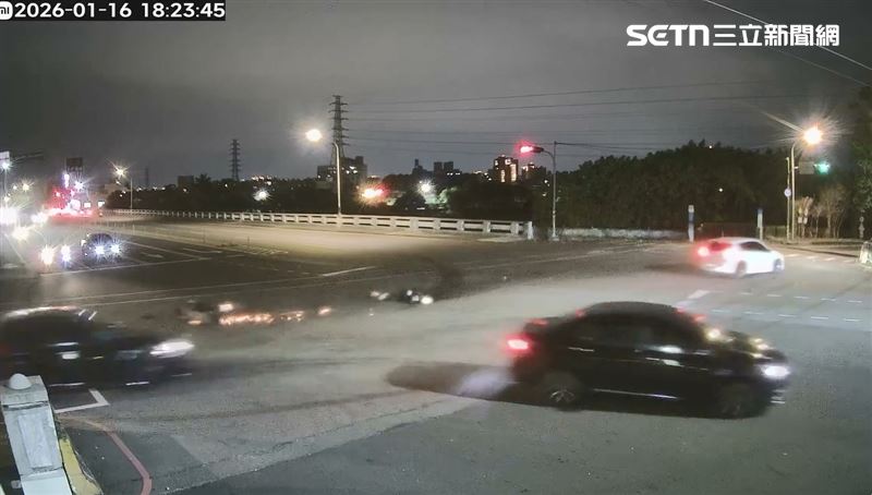 台中霧峰發生死亡車禍，20歲男大生疑閃逆向轎車自摔，頭部重創亡。（圖／翻攝畫面）