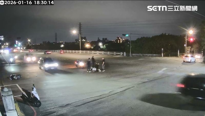 猛烈撞擊力道導致機車噴飛數公尺遠，男大生當場失去生命跡象，熱心民眾上前急救。（圖／翻攝畫面）