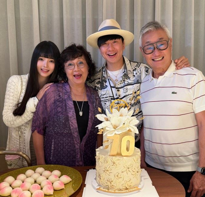 林俊傑藉母親70歲壽宴之際，正式公開與年紀小他逾20歲的廣東網紅「七七」交往。（圖／翻攝自林俊傑IG）