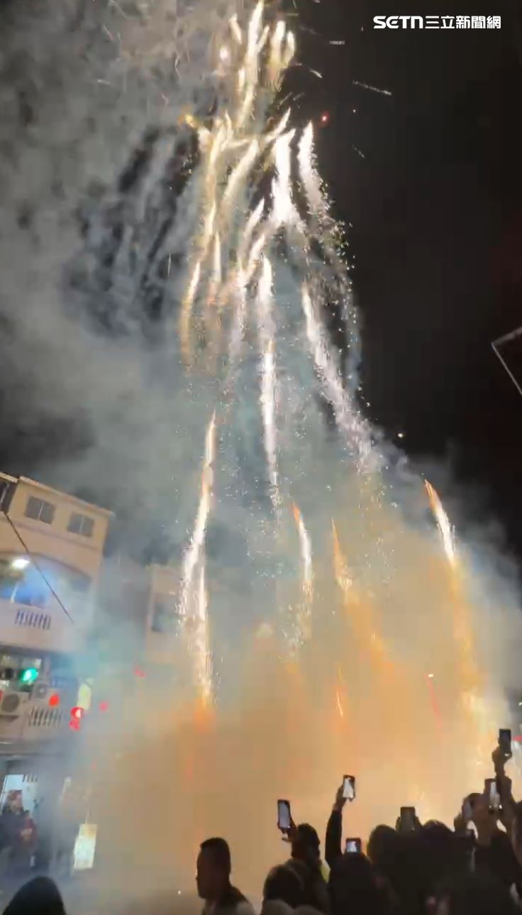 廟會遶境活動熱鬧滾滾，現場還有施放高空煙火。（圖／翻攝畫面）