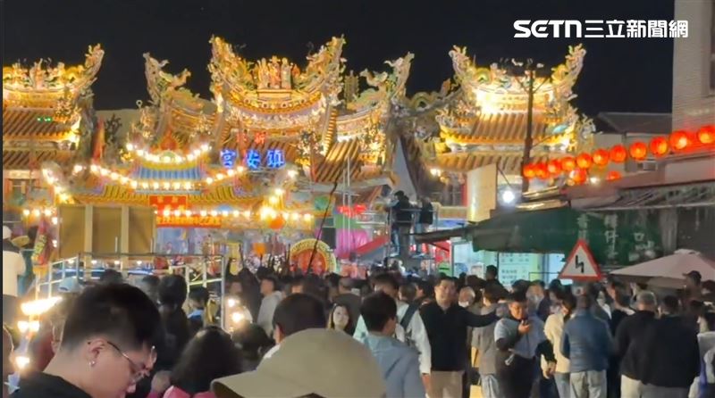 新寮鎮安宮為慶祝「開基二媽重光陞座」舉辦遶境活動，18日晚間一名男子濺血。（圖／翻攝畫面）