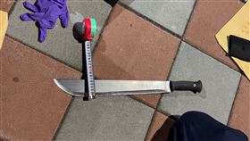 蘆洲兇殺命案，警方在凶嫌機車內起獲開山刀(圖/翻攝畫面)