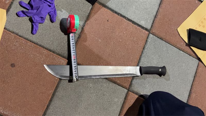 蘆洲兇殺命案，警方在凶嫌機車內起獲開山刀(圖/翻攝畫面)