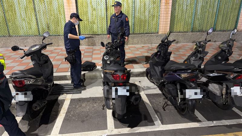 兇嫌機車棄置在路上後逃逸(圖/翻攝畫面)