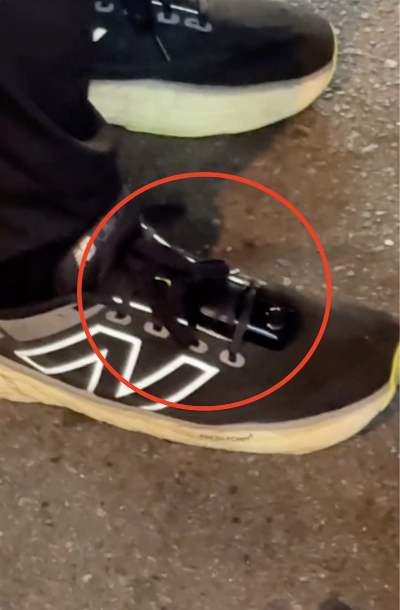 男子在鞋子上綁上密錄器，再趁機接近穿短裙的女子偷拍。（圖／翻攝自Threads @z_wm1）