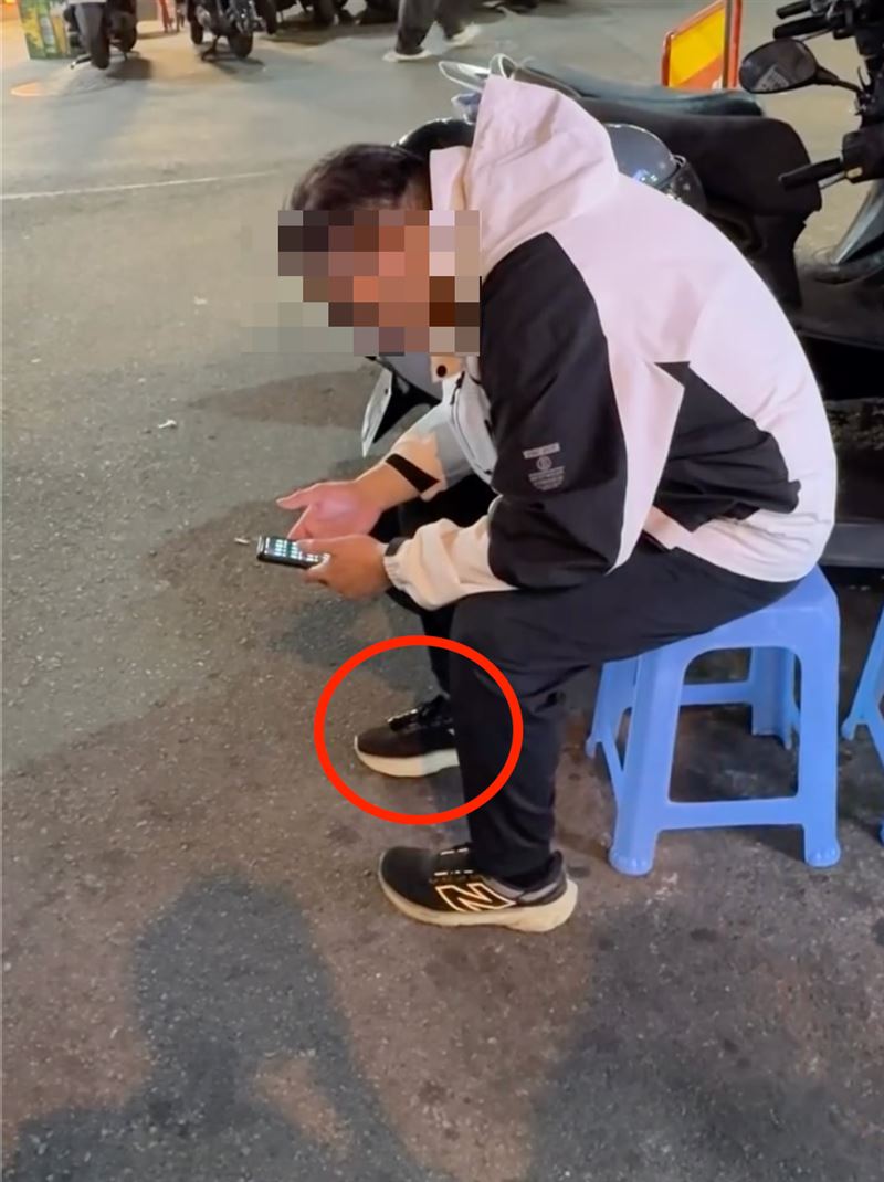 男子偷拍後，還時不時透過手機看拍攝的影片。（圖／翻攝自Threads @z_wm1）