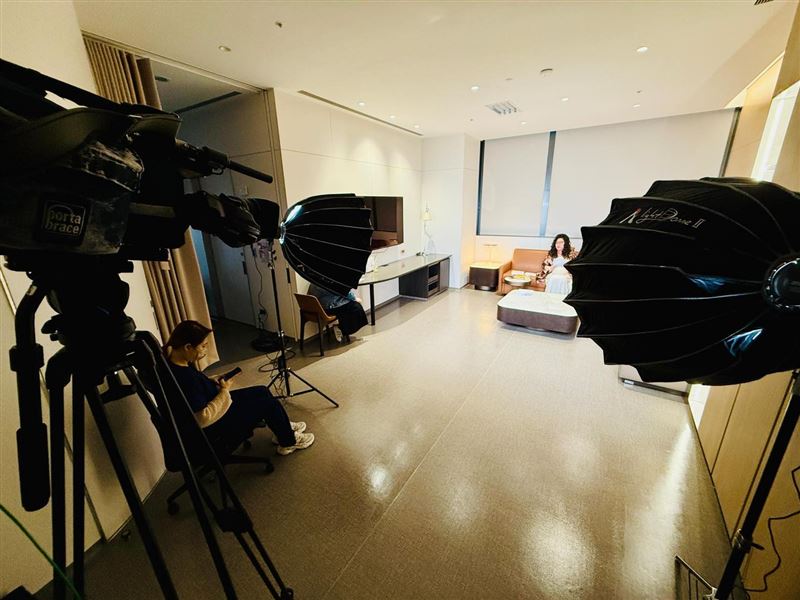 陳文茜治療過程中，仍持續拍攝工作。（圖／翻攝自陳文茜FB）