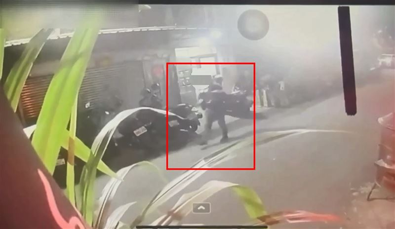 逆子行兇後逃離案發處。（圖／翻攝畫面）