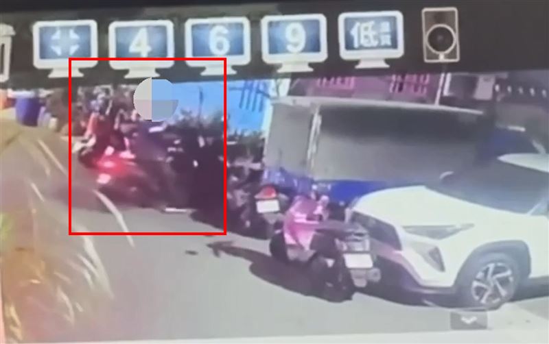 逆子準備騎車逃逸。（圖／翻攝畫面）