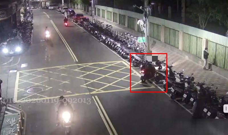 逆子棄車繼續逃逸。（圖／翻攝畫面）