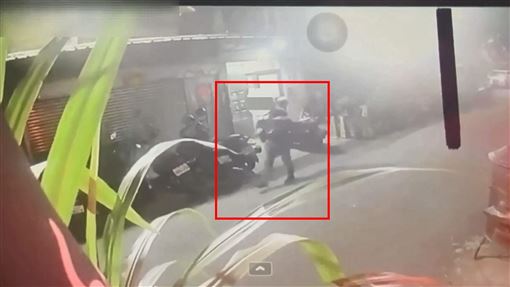 拿開山刀劈死雙親　逆子行兇後逃離畫面曝