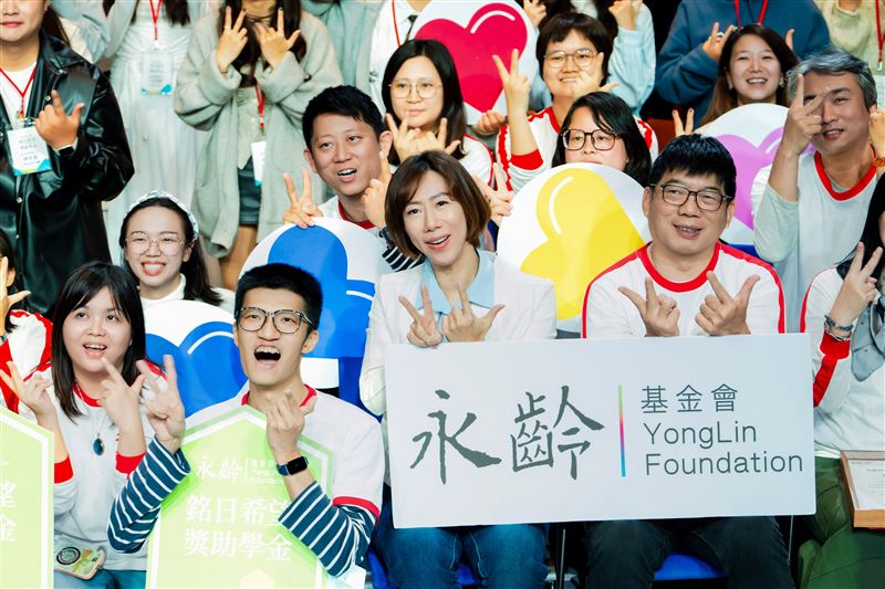 永齡希望小學20週年設立「銘日希望獎助學金」期許今日種子成為明日希望 頒發千萬鼓勵清寒學子向上。（圖／永齡基金會提供）