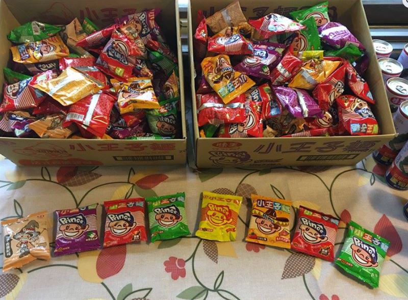 有民眾在賣場購物時發現，架上同時擺著黃色與橘色兩種不同包裝的王子麵，讓他一時摸不著頭緒，好奇這兩款產品究竟有什麼差別。（圖／翻攝自臉書＠小王子生活屋）