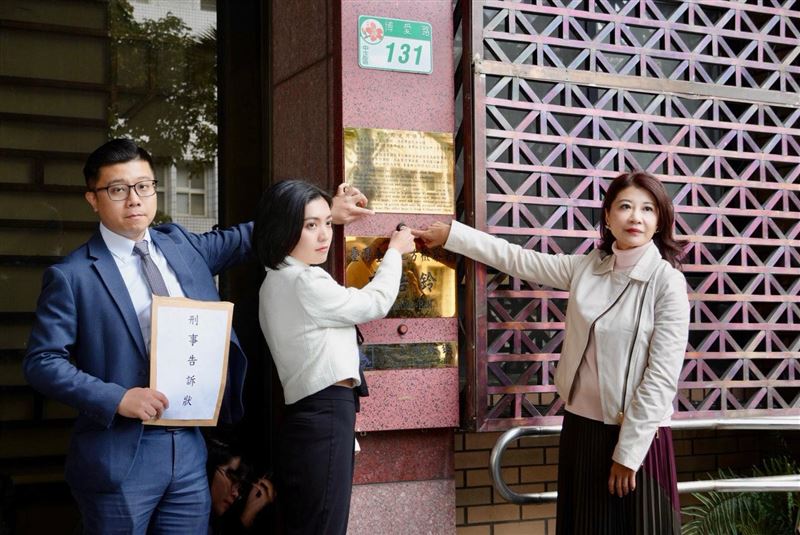 台北市議員趙怡翔辦公室執行長劉品妡（圖中）今（19）日上午在立委林楚茵、律師房彥輝陪同下，前往台北地檢署正式提出告訴。(圖／翻攝劉品妡臉書）