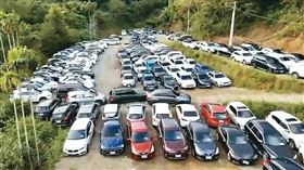 去年三環幫旗下融資公司及車行因涉及詐騙遭警方破獲，權利車停滿山區的畫面曝光，讓外界相當震撼。（翻攝畫面）