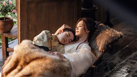 「凍齡女神」鍾欣潼《》成「最美人母」。（圖／中天娛樂台提供）