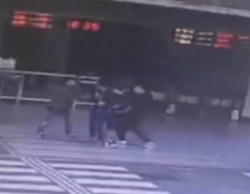 男子手持折疊刀攻擊印尼籍移工。（圖／翻攝畫面）