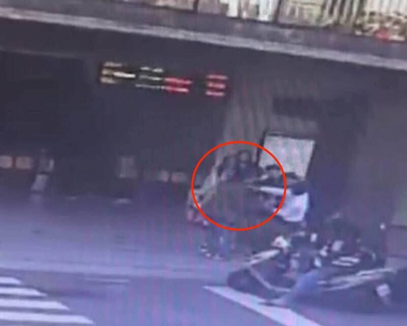 男子手持折疊刀攻擊印尼籍移工。（圖／翻攝畫面）