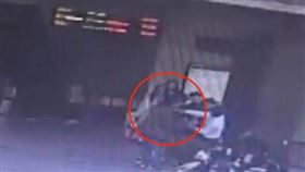 彰化,火車站,印尼籍,旅客,移工,警察,鐵路,脖子,利刃（圖／翻攝畫面）
