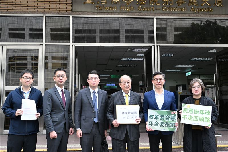 民進黨團總召柯建銘今（19）日親自率團赴司法院遞狀聲請釋憲。（圖／民進黨團提供）