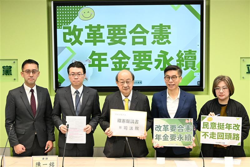 民進黨團總召柯建銘等黨團三長今（19）日召開記者會宣布將聲請釋憲。（圖／民進黨團提供）