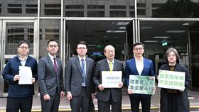 民進黨團總召柯建銘今（19）日親自率團赴司法院遞狀聲請釋憲。（圖／民進黨團提供）