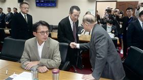 顧立雄列席立院外交委員會　向立委握手致意立法院外交國防委員會19日針對「強化防衛韌性及不對稱戰力計畫採購特別條例」規劃執行案項，召開秘密會議。國防部長顧立雄（中）向在場立委握手致意。前左為民眾黨立委黃國昌。中央社記者徐肇昌攝　115年1月19日