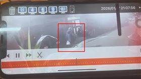 廖翁被逆子砍死前才剛買晚餐回家。（圖／翻攝畫面）