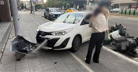 北市中山區南京東路二段18日下午，一名男子停車不成直接暴衝上人行道。（圖／翻攝畫面）