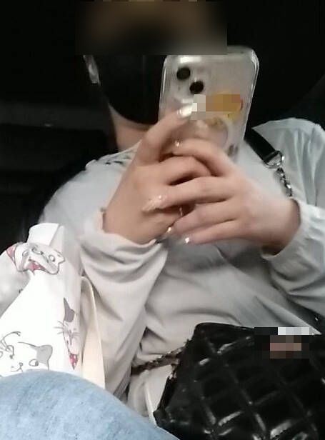 詐團女車手打扮貴氣偽裝成投資專員，負責面交取款，遭喬裝成投資客的員警當場逮捕。(圖／警方提供)