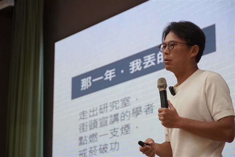 黃國昌回應，前後時間不到30秒，就馬上走回外交及國防委員會的會議室繳回，並斥綠委是在抹黑。（圖／翻攝自黃國昌臉書）