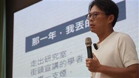 黃國昌回應，前後時間不到30秒，就馬上走回外交及國防委員會的會議室繳回，並斥綠委是在抹黑。（圖／翻攝自黃國昌臉書）