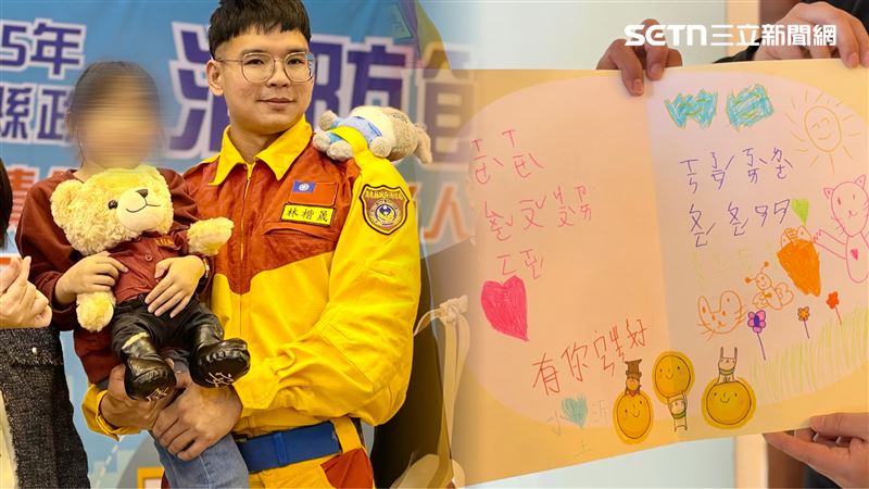 小沂與母親一家人特地南下擔任神秘嘉賓獻花給特搜隊員，用稚嫩聲音親口說出「謝謝你們讓我活下來」，更送上注音手寫感謝卡片。（圖／記者簡榮良攝影）