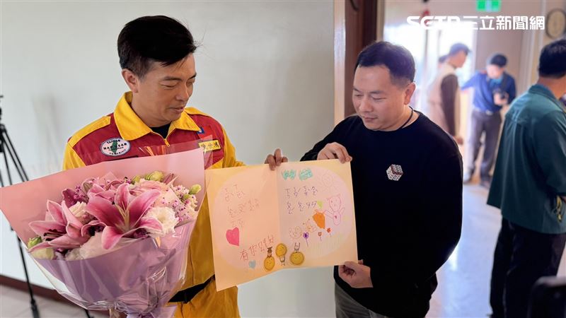 小沂手寫注音卡片，內容簡單卻是她能給的全部。（圖／記者簡榮良攝影）