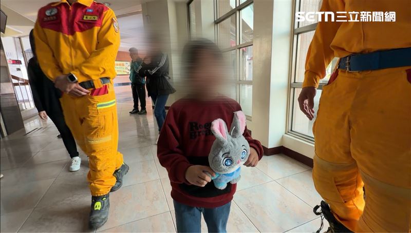 6歲小沂與媽媽一家特地提早一天南下，頒獎典禮前見到搜救隊員等不及送上心愛的兔子娃娃。（圖／翻攝畫面）
