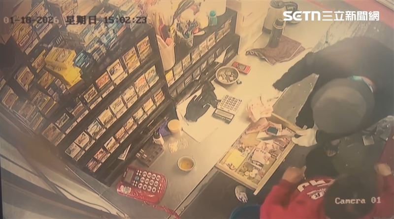 台南檳榔攤阿嬤眼睜睜看著放錢抽屜遭洗劫。（圖／翻攝畫面）