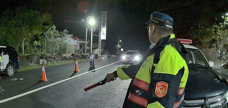 警方在台8線擴大臨檢，發現一輛大貨車疑似為了規避臨檢，突然停靠路邊，引起員警起疑。(圖／翻攝畫面)