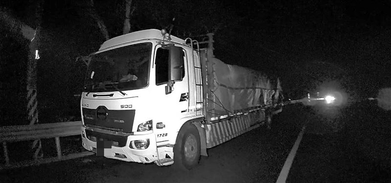 中橫大貨車規避臨檢，駕駛靠路邊睡覺，警強勢盤查驚見「12條通」通緝犯(圖／翻攝畫面)