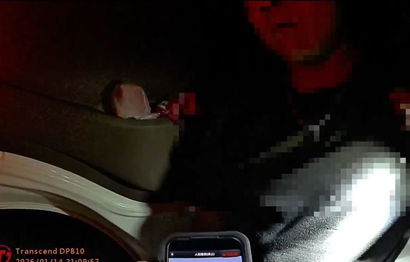 石姓駕駛聲稱停路邊想睡覺，一度拒絕配合，警方強勢喝令下車盤查，發現他竟是「12條通」的通緝犯。(圖／翻攝畫面)