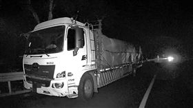 中橫大貨車規避臨檢，駕駛靠路邊睡覺，警強勢盤查驚見「12條通」通緝犯(圖／翻攝畫面)