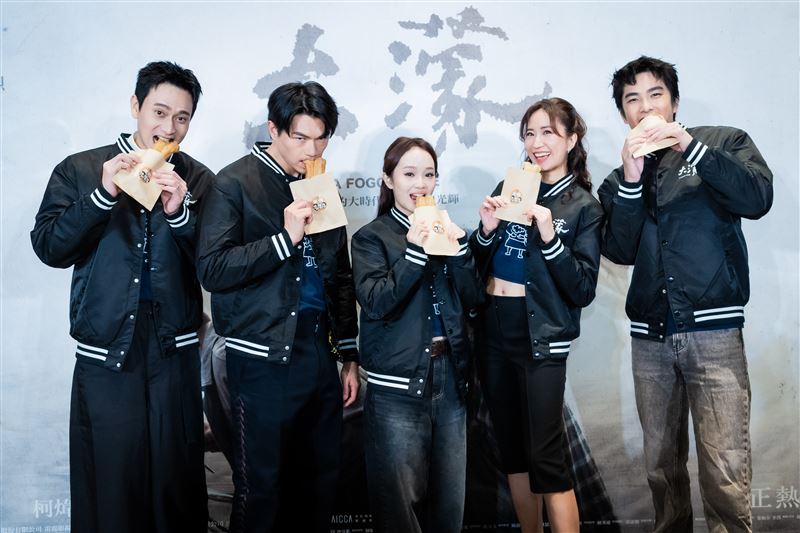 《大濛》舉辦油條合影場，實現與影迷的約定。（左起 演員劉冠廷、柯煒林、方郁婷、9m88、曾敬驊）（圖／華文創提供）