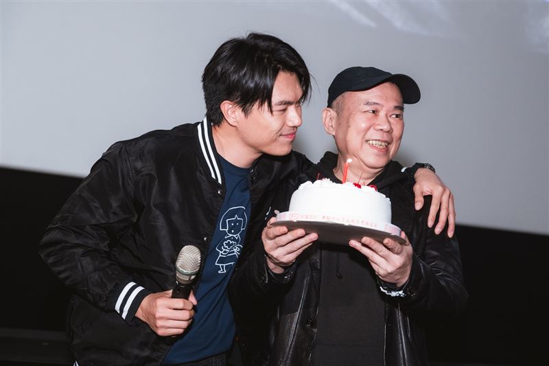 導演陳玉勳（右）驚喜現身，替即將生日的演員柯煒林（左）慶生，現場超過 600 名觀眾齊唱〈生日快樂歌〉氣氛溫暖動人。（圖／華文創提供）