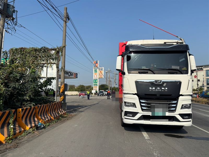 是否為道路縮減或運將疏忽，肇事原因正由警方調查中。（圖／翻攝畫面）