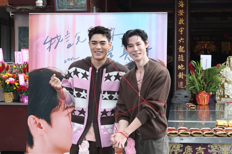 夏和熙（右）、楊翹碩（左）拜月老求紅線，宣傳影集《我說愛你是真的》。（圖／記者鄭孟晃攝影）