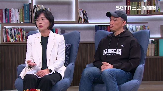 蘇巧慧和丈夫龍男·以撒克·凡亞思一起接受《話時代人物》節目主持人鄭弘儀專訪（圖／話時代人物）