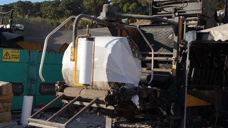 台中市大里垃圾山分篩打包計畫驚傳暫停運作影響去化時程，圖為打包封膜作業。（圖／台中市環保局提供）