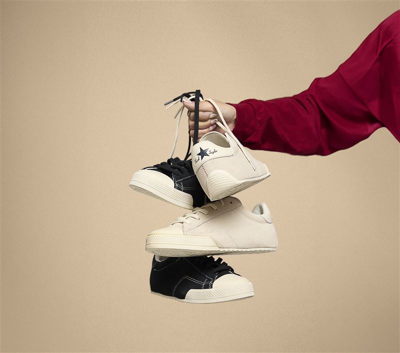 CHUCK鞋款以低筒薄底輪廓，勾勒出步履間的輕盈詩意。（圖／品牌業者提供）