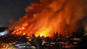 智利野火肆虐當地中南部，5萬人緊急撤離，至少18人身亡。（圖／翻攝自X平台 @WorldWIdeNes）