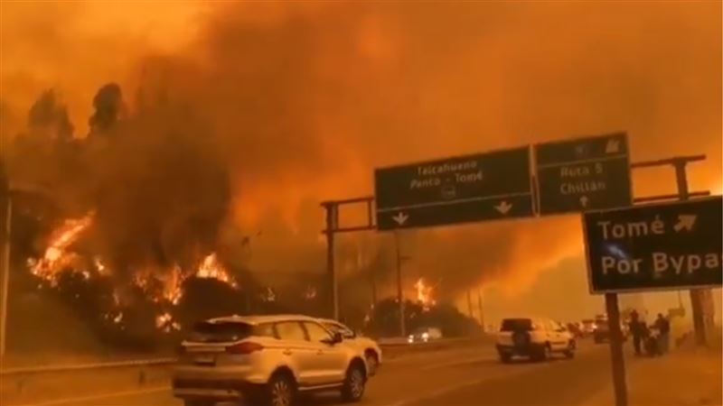 高速公路兩旁火勢猛烈。（圖／翻攝自X平台 @soupalestina）